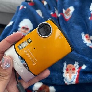 Digital camera - TESTED. Comes w/ battery, SD card, & charger